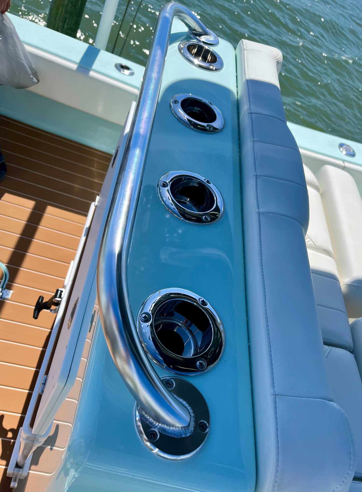 Side-view-of-leaning-post-grab-rail